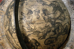 Cat 56. Giuseppe de Rossi (attivo 1615 circa), Jodocus Hondius (1563-1612), Globo celeste (part.) Milano, 1615, Ø 20,6 cm, h 45,8 cm, Venezia, Museo Correr
