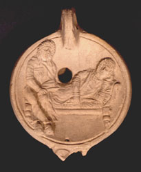 Lucerna con scena teatrale, Terracotta, Fine del II - inizio del III sec. d.C., Ostia, Antiquarium Ostiense, DiM. Ø cm 10,8