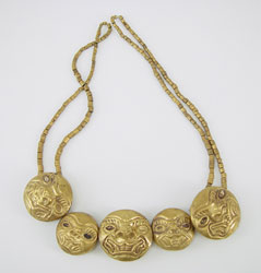 Oro del Perù collana: Cultura Moche, 100 a.C. - 850 d.C. Oro e conchiglia - Pendenti raffiguranti teste di giaguaro stilizzate