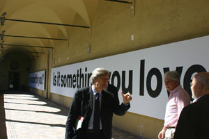 L’Assessore alla Cultura del Comune di Milano, Vittorio Sgarbi, Patrick Mimran e Rubino Rubini (di spalle) in visita ai billboard dell’artista nel Secondo Chiostro del Museo