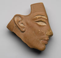 Elemento di intarsio riproducente il viso di Akhenaton o Nefertiti, XVIII dinastia, regno di Akhenaton (1350 – 1333), New York, The Brooklyn Museum