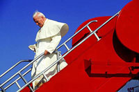 Giovanni Paolo II lascia l'aereo, Baltimora, USA, 1995 - Foto di Gianni Giansanti
