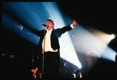 Fabrizio De Andrè canta "Ottocento" durante la tournée de "Le nuvole", 1991 (foto Guido Harari)