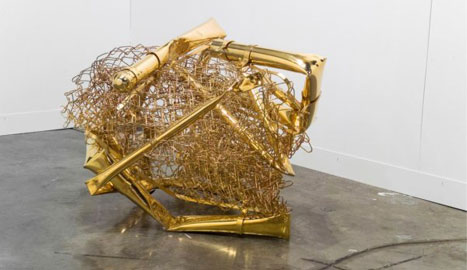 Aaron Young, Zorro, 2008, cancello piegato e oro 24kt, 106,7 x 106,7 x 66 cm