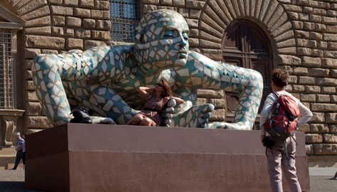 Turisti in Piazza Pitti con la scultura Co-stell-azione (alluminio dipinto. Cm 200 x 370 x 455) di Rabarama