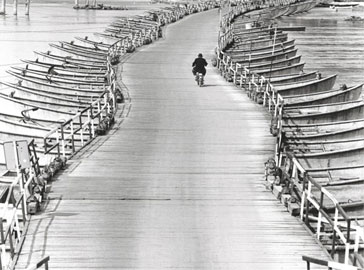 Pepi Merisio, Il ponte di barche sul Po a Spessa (Pavia) 1972