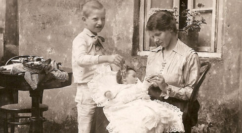 Anna Spangaro con i figli Linda e Carlo, Verona 1918