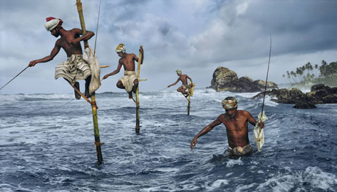 SRILANKA-10006: Pescatori, Weligama, costa Sud, Sri Lanka, 1995 © Steve McCurry
