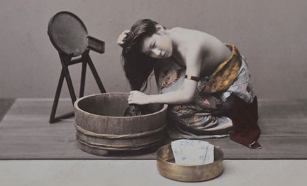 Kusakabe Kimbei, Donna che si lava i capelli, 1880 ca.