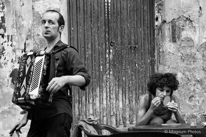 © Richard Kalvar / Magnum Photos, Artisti di strada, Napoli