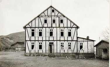 Bernd e Hilla Becher, Wohnhaus in Niederschelden bei Siegen, 1974