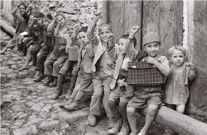 Bambini che salutano col pugno chiuso, Melissa (KR) 1950, Negativo 24x36 - Leica III F © Fototeca Storica Nazionale Ando Gilardi