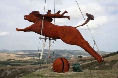 Installazione di Gianni Calcagnini, Il Pensiero è più veloce dell’Azione (2012), Ferro, m 4,50 x 10 x 1,50 (cavallo e amazzone), m 3 Ø (sfera) 