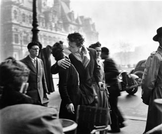 Robert Doisneau, Il Bacio dell'Hotel de Ville, 1950 copyright © Atelier Robert Doisneau