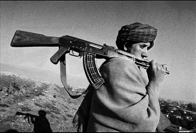 Riccardo Venturi - © Riccardo Venturi, Kabul novembre 1996. Un giovane talebano controlla la città da una delle colline che circondano Kabul