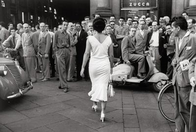 Mario De Biasi, Gli italiani si voltano, Milano 1954, © Eredi Sante Vittorio Malli 
