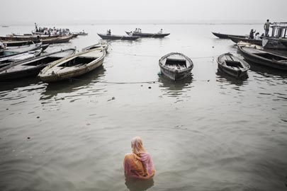 Giulio Di Sturco, La Grande Madre. Una fedele si immerge nelle acque del Gange a Benares India, 2008 © Giulio Di Sturco