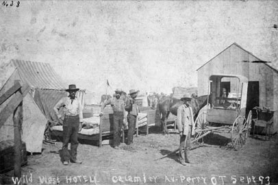 "Hotel Wild West, Calamity Av., Perry, 0. T. [Territorio dell’Oklahoma], sett. 93." Autore sconosciuto. Courtesy National Archives, photo no. 49-AR-22