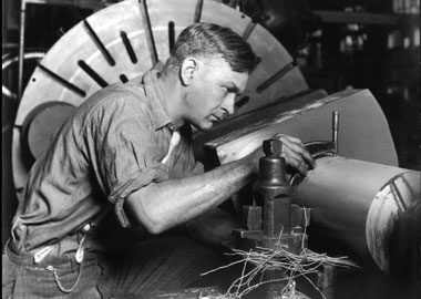 Lewis Hine, Un meccanico specializzato con micrometro per misurare l’albero di trasmissione che sta costruendo 1920 ca