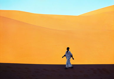 Sahara, Un ragazzo attraversa una valle di dune, Kerzaz, Algeria 1972, © Kazuyoshi Nomachi