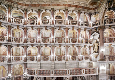 Candida Höfer, Teatro Scientifico Bibiena Mantova, particolare dei palchi, 2010, 180x225.4 cm © Candida Höfer