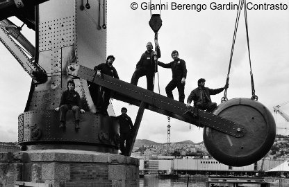 G.Berengo Gardin, Lavoratori al porto di Genova, 1988, © 2014 Gianni Berengo Gardin/Contrasto