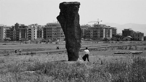 Un fotogramma dal film di Pier Paolo Pasolini, Mamma Roma, 1962: le rovine antiche sono soffocate dall’avanzare delle periferie romane