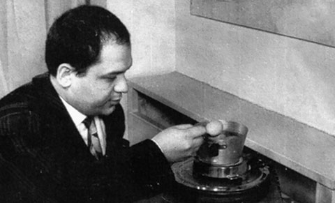 Piero Manzoni con uovo 1960