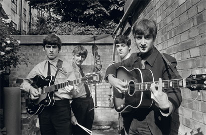 I Beatles negli Abbey Road Studios mentre registrano il loro primo album Please Please Me, Londra, 1963, 54,9 x 73 cm, © Terry O'Neill