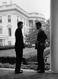 Il Presidente J.F. Kennedy con il fratello Robert F. Kennedy 1961, Copyright George Tames, The New York Times