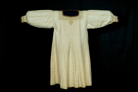 Manifattura italiana: Camicia femminile, seconda metà XVI secolo; lino, seta; Prato, Museo del Tessuto