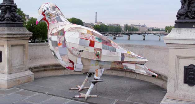 Gesine Arps, La colomba della pace, Parigi, Pont Neuf 2011