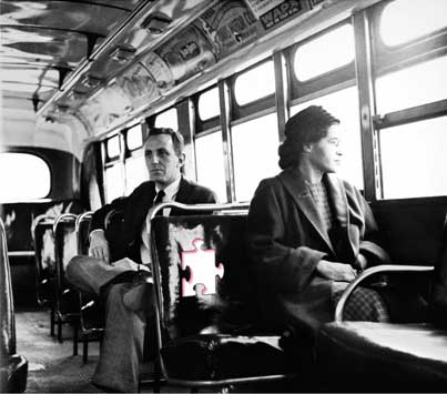 Rosa Parks, seduta su un autobus, nella parte riservata ai "bianchi", Montgomery, Alabama; dietro di lei il giornalista Nicholas C. Criss, 21/12/1956, Granger, NYC - Archivi Alinari