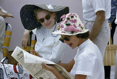 Anthony B.Stewart, Bahamas 1958, Ninnoli bizzarri adornano il cappello della spettatrice di una regata