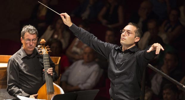Il Maestro Maurizio Agostini sul podio dell'Orchestra del San Carlo