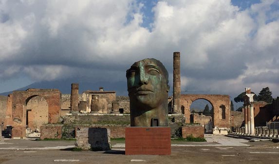 Opera di Igor Mitoraj collocata negli scavi di Pompei