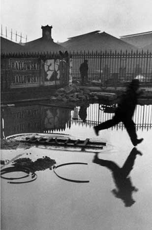Place de l'Europe, Stazione Saint Lazare, Parigi, Francia 1932 © Henri Cartier-Bresson / Magnum Photos
