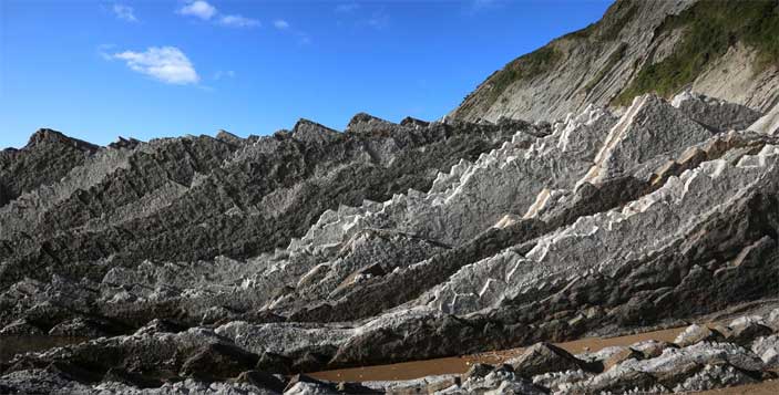 Stratificazione verticale nei pressi di Zumaia, Paesi Baschi, Spagna. Photo by Marco Carlo Stoppato - Mostra Terremoti