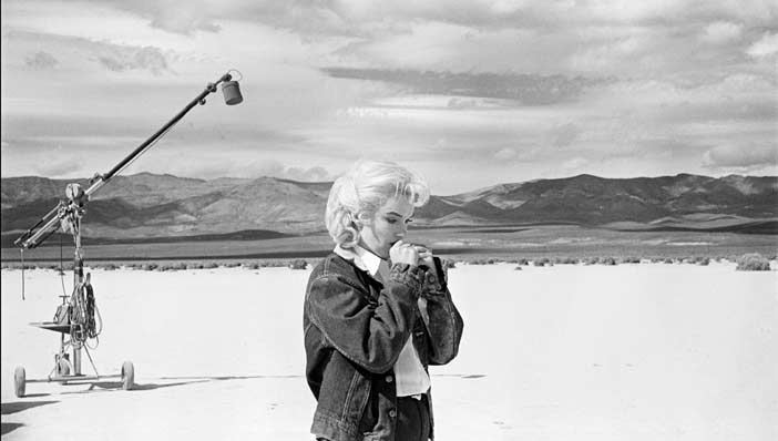 © Eve Arnold / Magnum Photos USA. Nevada. US actress Marilyn MONROE on the Nevada desert going over her lines for a difficult scene she is about to play with Clarke GABLE in the film "The Misfits" by John HUSTON. 1960 - Mostra Life – Magnum