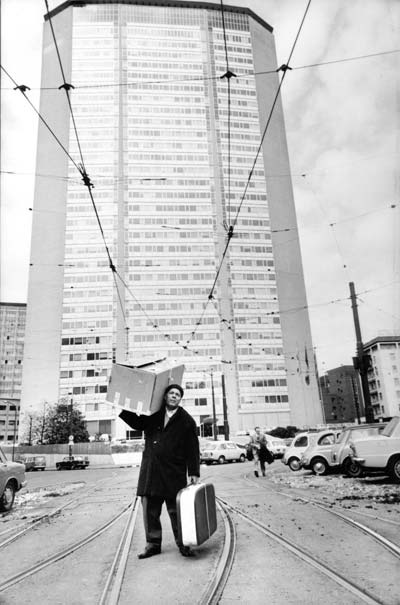 Uliano Lucas: Immigrato sardo davanti al grattacielo Pirelli, Milano, 1968