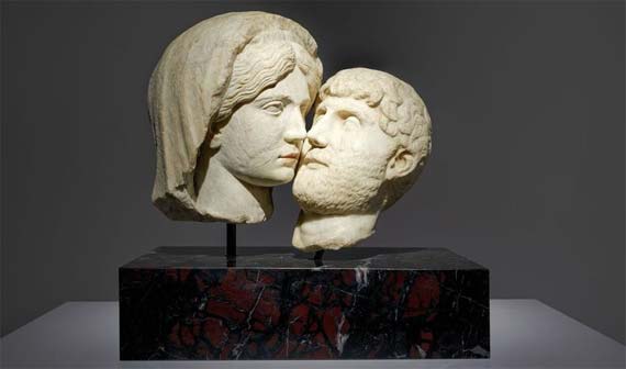Francesco Vezzoli, The Eternal Kiss, 2015, Roman heads: woman circa 117 - 138 A.D., man circa 2nd century A.D. Restored with Carrara marble, painted with watercolour, mounted on a black African marble plinth Overall 49x35x49 cm Photo credits: Pr udence Cuming Courtesy: The Artist and Almine Rech Gallery - Mostra Love