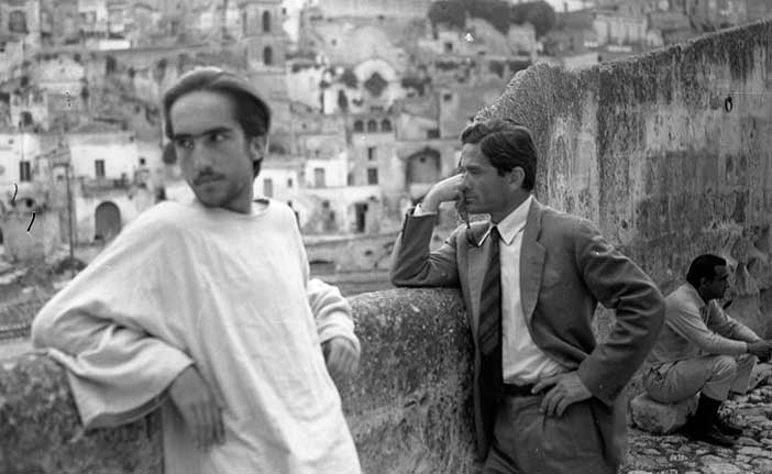 Pier Paolo Pasolini e la Città dei Sassi in una celebre foto di Domenico Notarangelo