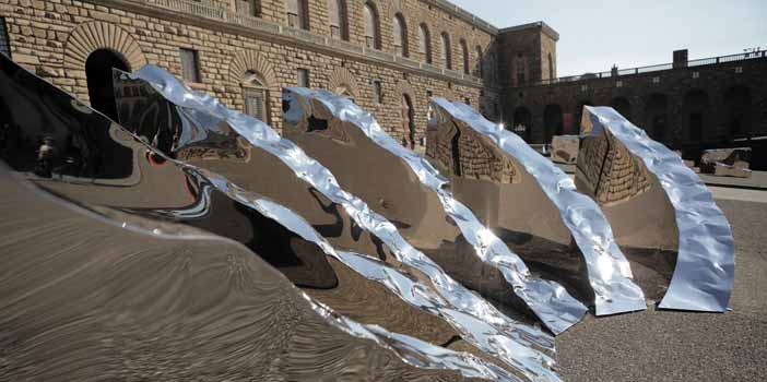Helidon Xhixha, Conoscenza, 2017, acciaio lucidato a specchio, 630 × 330 × 190 cm, Palazzo Pitti, Piazza Pitti, Firenze