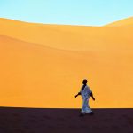 Sahara, Un ragazzo attraversa una valle di dune, Kerzaz, Algeria 1972 © Kazuyoshi Nomachi