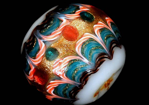 Perle di vetro a lume, XIX secolo, Forma sferica e a oliva con decorazioni a pettine, Misure: diametro x lunghezza da mm 11x21 a mm 19x17. palle da forbici mm 40x40