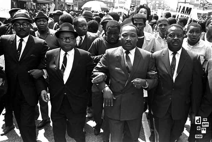 Dreamers 1968 AP ANSA - Il reverendo Ralph Abernathy a destra il vescovo Julian Smith a sinistra con Martin Luther King durante una marcia per i diritti civili a Memphis - 28 marzo