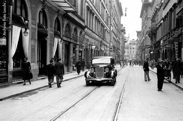  1934_L56-10, giugno 1934, Via Calzaiuoli, Una grossa berlina dalle linee molto moderne transita nella centrale via Calzaiuoli - Foto Locchi/©Archivio Foto Locchi