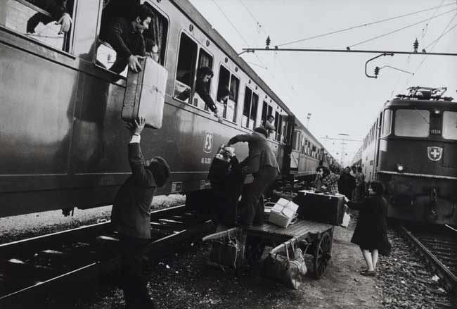 Uliano Lucas, Il trasbordo degli emigrati al confine italo-svizzero, Luino, 1973, Stampa ai sali d’argento