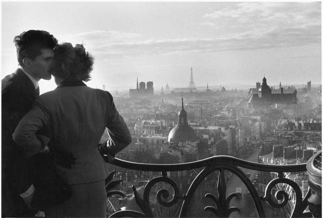 Willy Ronis, Les Amoureux de la Bastille, Paris, 1957, Ministère de la Culture / Médiathèque de l’architecture et du patrimoine /Dist RMN-GP © Donation Willy Ronis