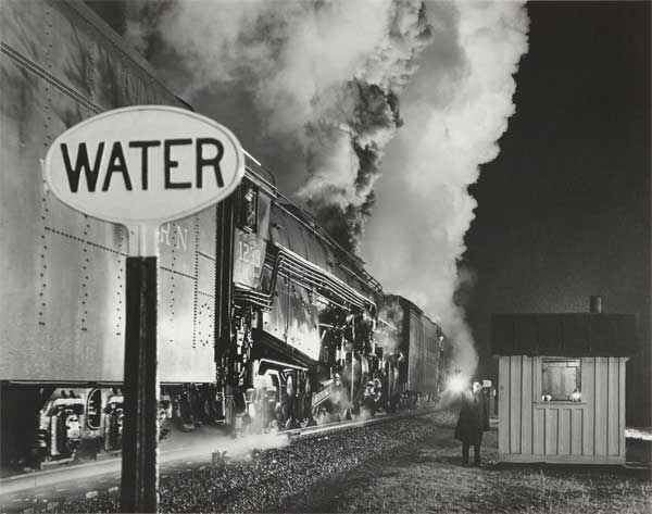 O. Winston Link, Licenza al treno a doppia trazione, 1959, Stampa ai sali d’argento, 39 x 48,8 cm © O. Winston Link, courtesy Robert Mann Gallery - Mostra al MAST